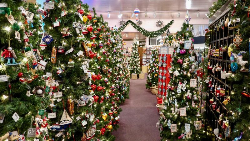 How to Shop For Holiday Decorations on a Budget